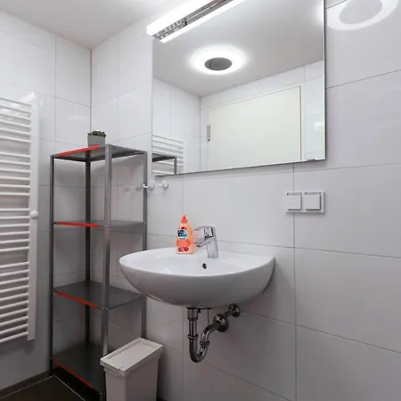 Apartman Stylish & Comfy Private At City Center Shared Bathroom, Kitchen, Diningroom