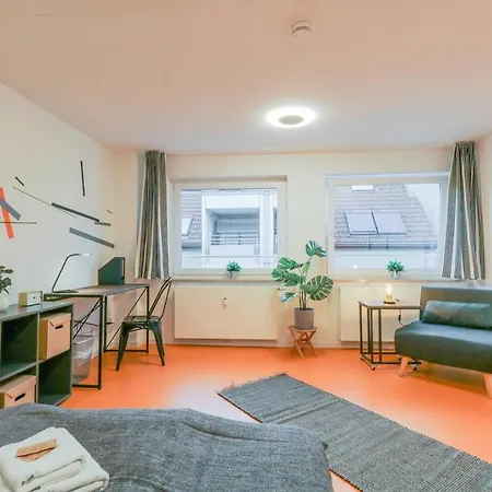 Stylish & Comfy Private At City Center Shared Bathroom, Kitchen, Diningroom Apartman Mannheim